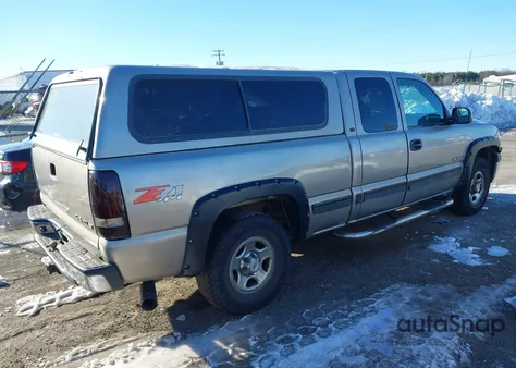 2000 Chevrolet Silverado 1500 Ls z USA, uszkodzony, nr VIN 1GCEK19V3YE417485